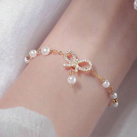 Elegant Gold and Pearl Bow Bracelet - Picture 1 of 1